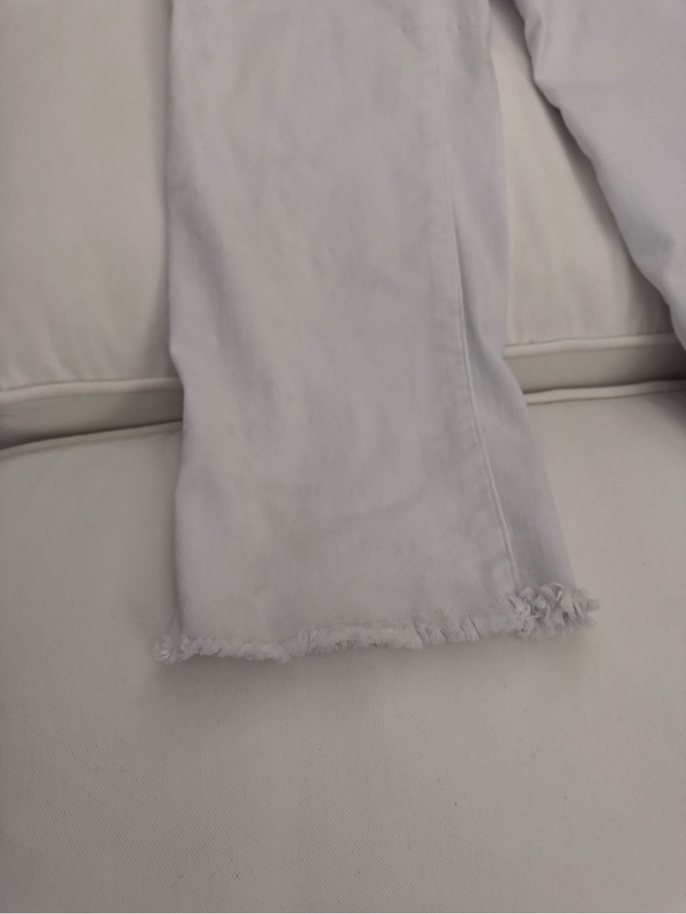 1822 Denim White Ankle Crop Jeans with Frayed Hem - Picture 4 of 5